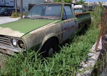 Realizan operativo de limpia de autos chatarra abandonados en calles de la CDMX