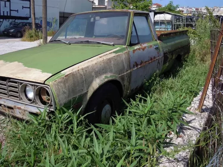 Realizan operativo de limpia de autos chatarra abandonados en calles de la CDMX