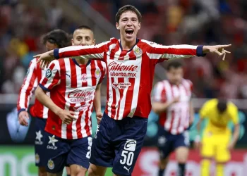 Chivas derrota 1-0 al América en el Clásico de Concachampions