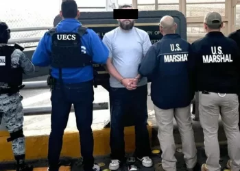 Entregan a EU a estadunidense que habría vendido armas para atacar a García Harfuch