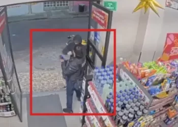 Asalta y desarma a policía de CDMX que estaba distraída en el celular