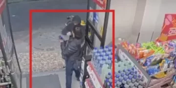 Asalta y desarma a policía de CDMX que estaba distraída en el celular