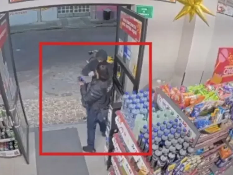 Asalta y desarma a policía de CDMX que estaba distraída en el celular