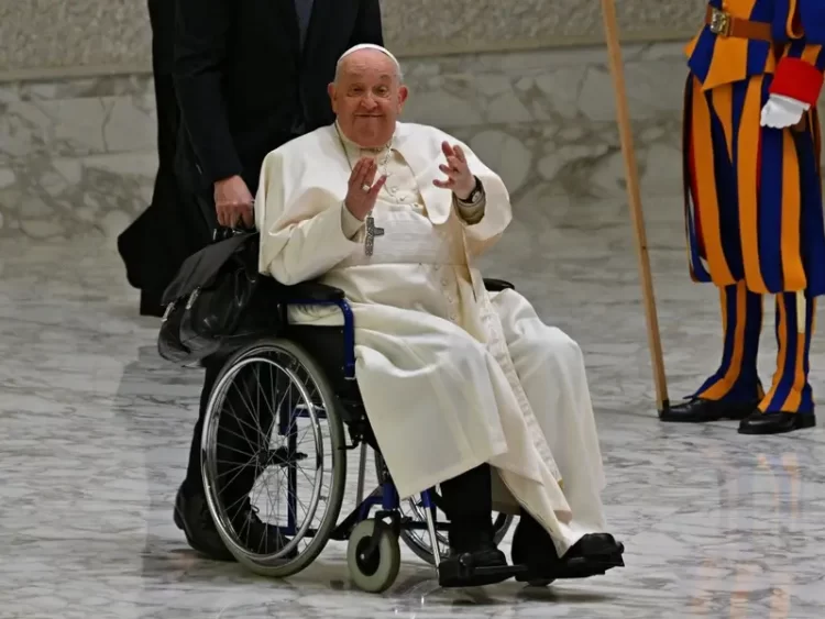 Papa Francisco reaparece en audio desde el hospital y agradece oraciones; “Dios los bendiga”