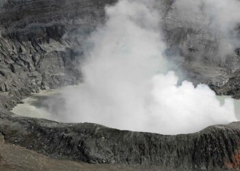 Volcán Poás entra en alerta naranja por aumento de gases y riesgo eruptivo