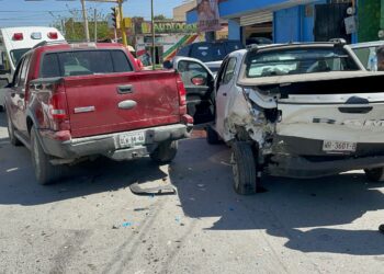 Tres heridos y cuantiosos daños materiales en carambola vehicular en 16 y Sonora de Cd. Victoria