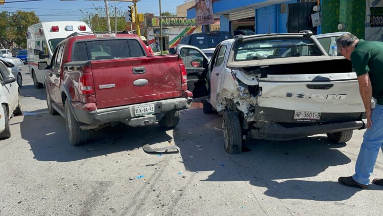 Tres heridos y cuantiosos daños materiales en carambola vehicular en 16 y Sonora de Cd. Victoria