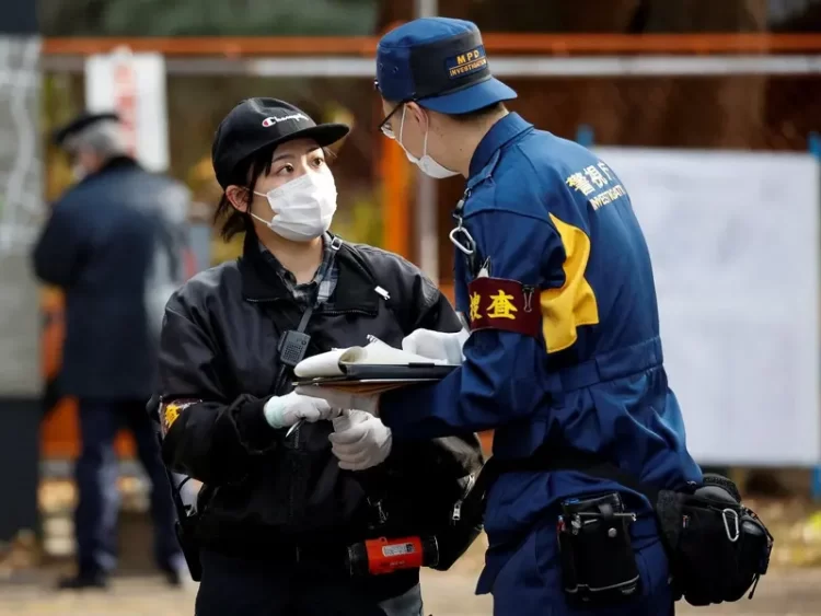 Mujer japonesa deja a su esposo desnudo en un balcón… y muere de hipotermia