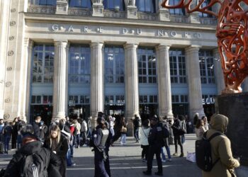 Hallazgo de bomba paraliza a la mayor estación de trenes de París, Francia