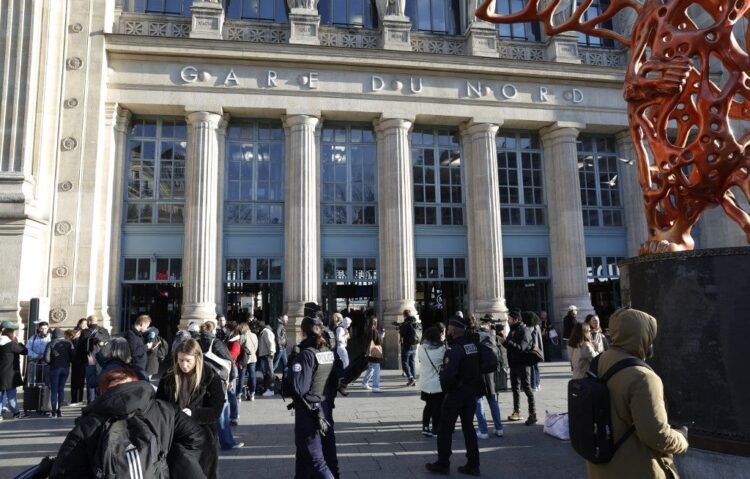 Hallazgo de bomba paraliza a la mayor estación de trenes de París, Francia