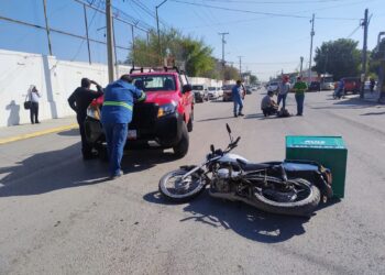 Motociclista repartidor de la Refaccionaria Ruiz herido al chocar contra una camioneta.