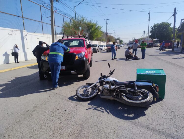 Motociclista repartidor de la Refaccionaria Ruiz herido al chocar contra una camioneta.