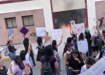 Marchan mujeres en Cd. Victoria y dejan huellas de su protesta en edificios y monumentos