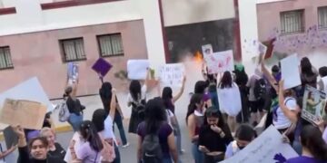 Marchan mujeres en Cd. Victoria y dejan huellas de su protesta en edificios y monumentos