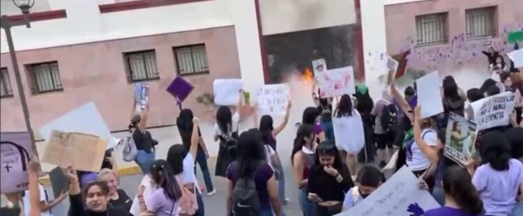 Marchan mujeres en Cd. Victoria y dejan huellas de su protesta en edificios y monumentos