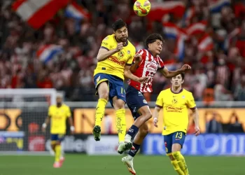 Chivas y América igualan 0-0 en tenso Clásico Nacional