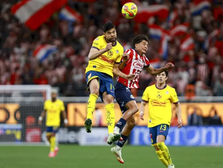 Chivas y América igualan 0-0 en tenso Clásico Nacional