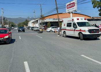 Miño herido al ser impactada por auto la moto en que viajaba con su padre