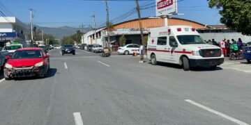 Miño herido al ser impactada por auto la moto en que viajaba con su padre