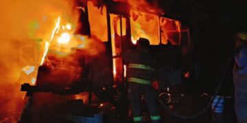 Se quema microbús de transporte público en el Fracc. “Luis Quintero” de Cd. Victoria