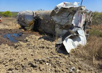 Vuelca tráiler con aceite en el km. 57 de la carretera Victoria-Matamoros, en Tamaulipas