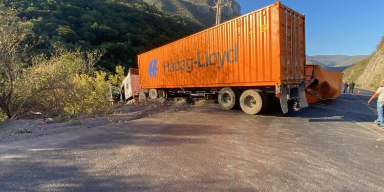 Cierran la carretera Rumbo Nuevo por volcadura de trailer
