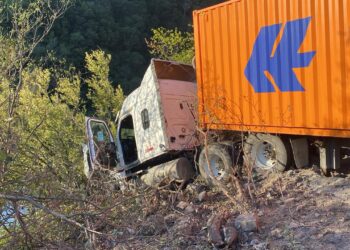 Cierran la carretera Rumbo Nuevo por volcadura de trailer