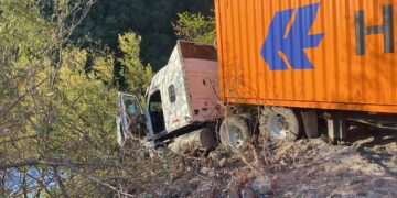 Cierran la carretera Rumbo Nuevo por volcadura de trailer