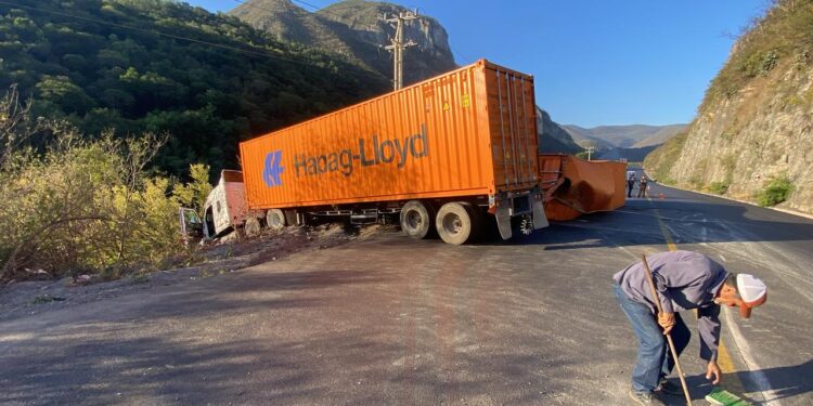 Cierran la carretera Rumbo Nuevo por volcadura de trailer