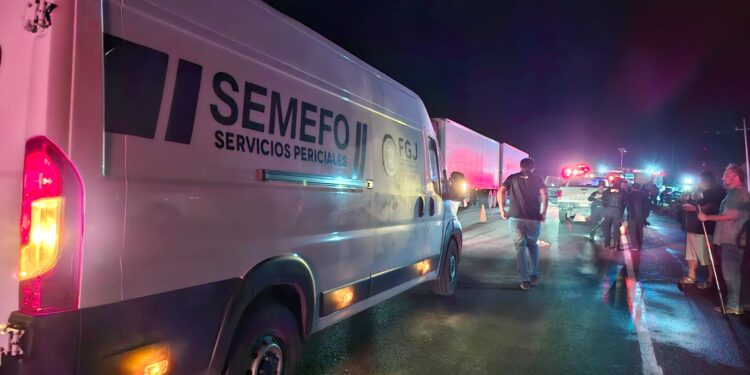 Chocan en carretera Victoria-Monterrey camioneta y patrulla; un muerto y cuatro heridos