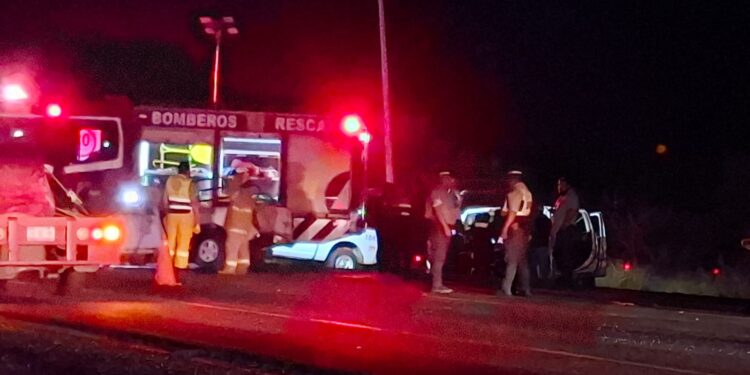 Chocan en carretera Victoria-Monterrey camioneta y patrulla; un muerto y cuatro heridos