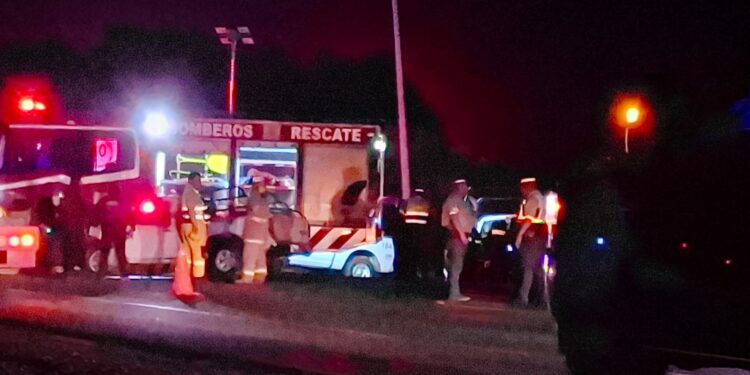 Chocan en carretera Victoria-Monterrey camioneta y patrulla; un muerto y cuatro heridos