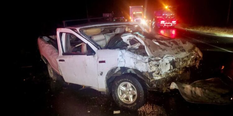 Chocan en carretera Victoria-Monterrey camioneta y patrulla; un muerto y cuatro heridos