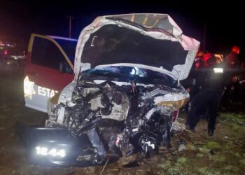 Chocan en carretera Victoria-Monterrey camioneta y patrulla; un muerto y cuatro heridos