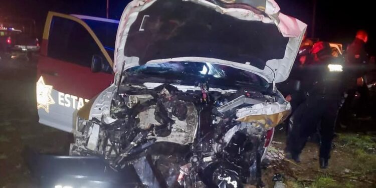 Chocan en carretera Victoria-Monterrey camioneta y patrulla; un muerto y cuatro heridos