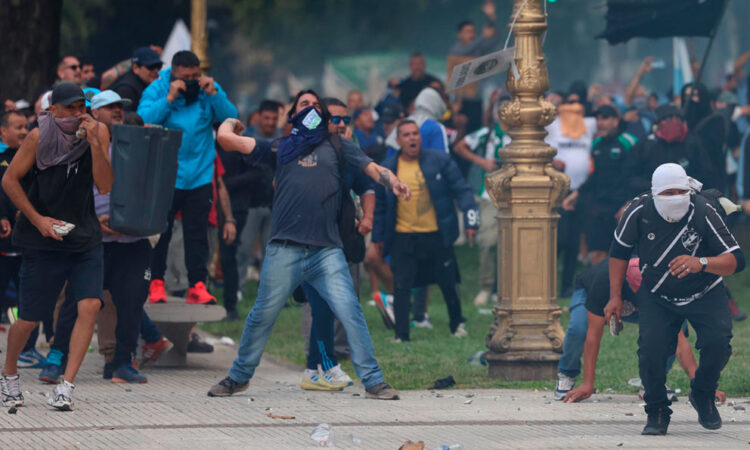 Protesta de jubilados en Argentina termina en enfrentamientos con la policía