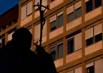 El papa continúa con avances en su recuperación y fisioterapia