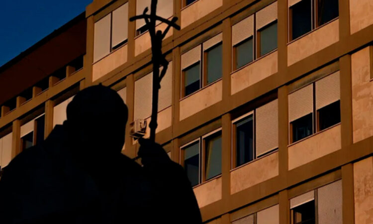 El papa continúa con avances en su recuperación y fisioterapia