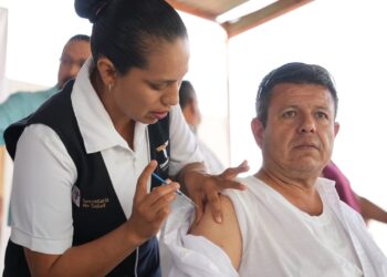 Mantienen vacunación contra influenza y COVID