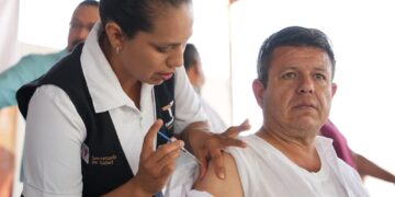 Mantienen vacunación contra influenza y COVID