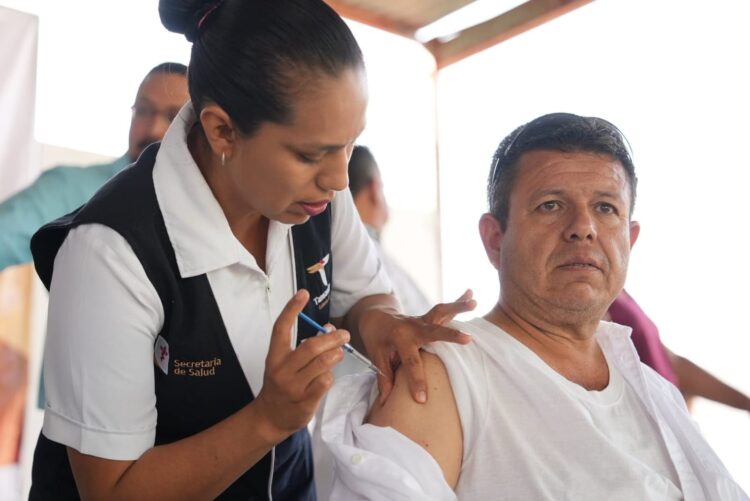 Mantienen vacunación contra influenza y COVID