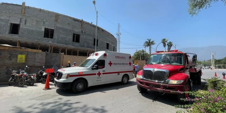 Trabajador herido al quitar cimbra en construcción