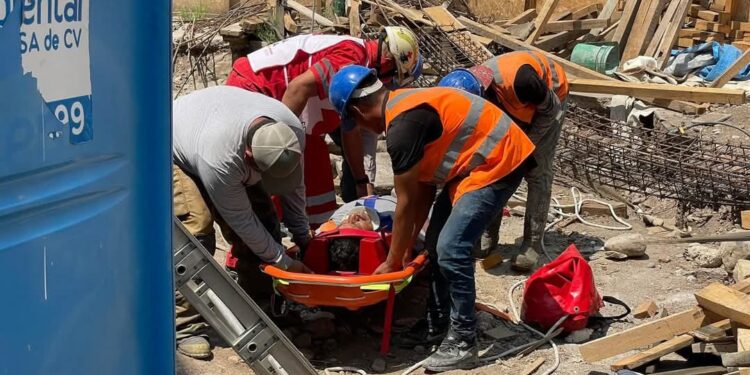 Trabajador herido al quitar cimbra en construcción