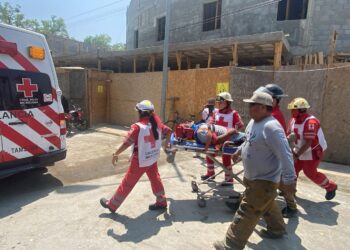 Trabajador herido al quitar cimbra en construcción