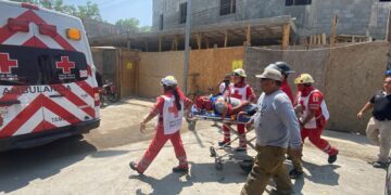 Trabajador herido al quitar cimbra en construcción