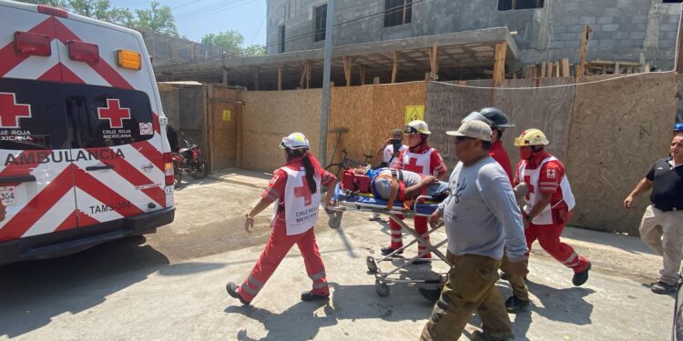 Trabajador herido al quitar cimbra en construcción