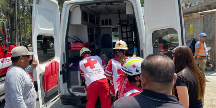 Trabajador herido al quitar cimbra en construcción