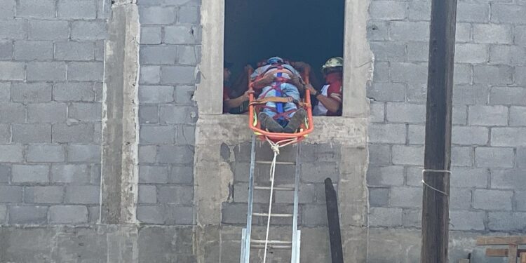 Trabajador herido al quitar cimbra en construcción