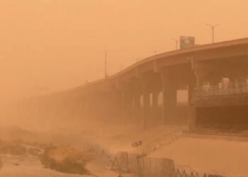 Fuertes vientos generan intensa tormenta de arena en Chihuahua