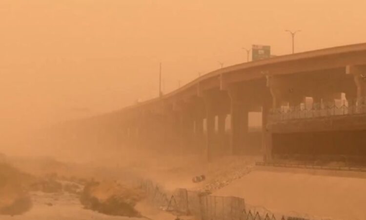 Fuertes vientos generan intensa tormenta de arena en Chihuahua